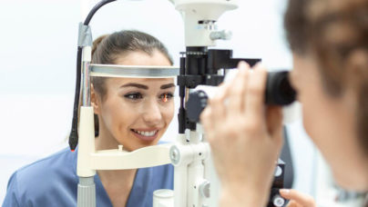 Ophtalmologue oscultant l'œil d'une patiente.